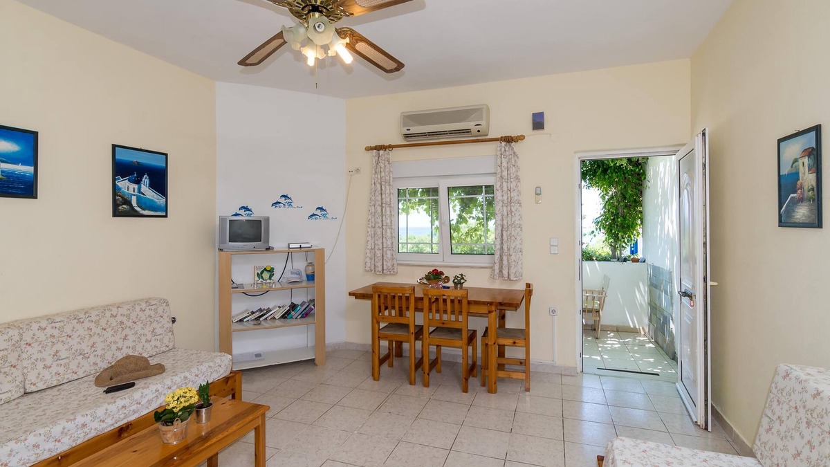 Makry Gialos Apartment | Makrigialos: Ikaros apartment with 1bedroom and a living-room by the sea