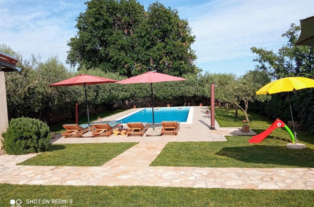 Liznjan House | Mala kuća sa velikim grijanim bazenom ANTONIO