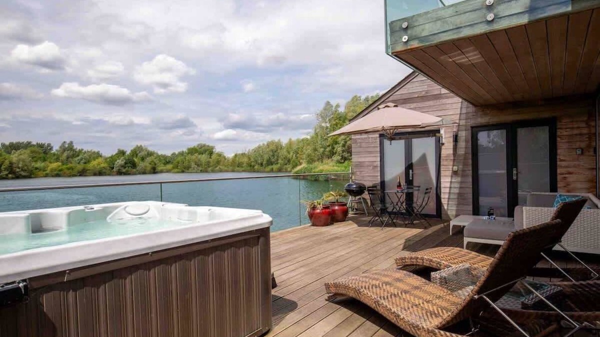 Ampney Crucis House | Malachite Lakehouse | Hot Tub & Dog Friendly