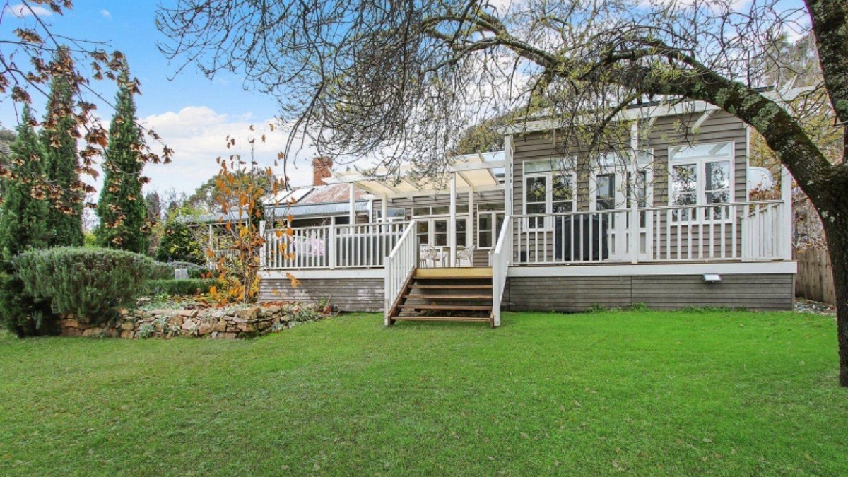 Beechworth House | Malakoff House - sent on 3/4 acre and absolutely stunning