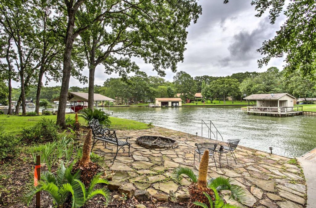 Star Harbor House | Malakoff Lake House - Deck, Boat Slips, and Fire Pit