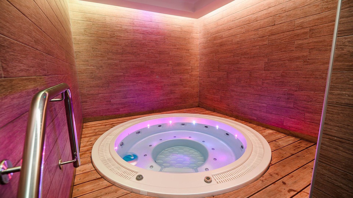 Crnomelj House | Malerič Glamping Home with Natural pool & Wellness