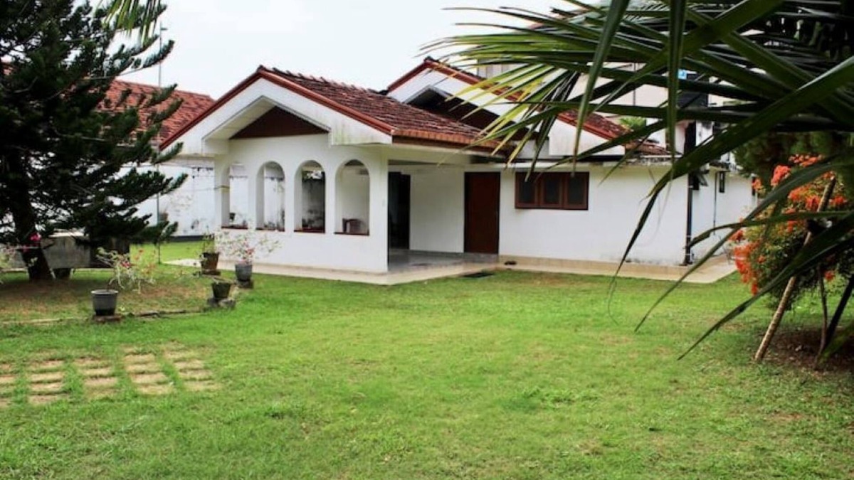 Hettimulla House | Malethi House is 150 metres from the beach, and is often visited by peacocks.