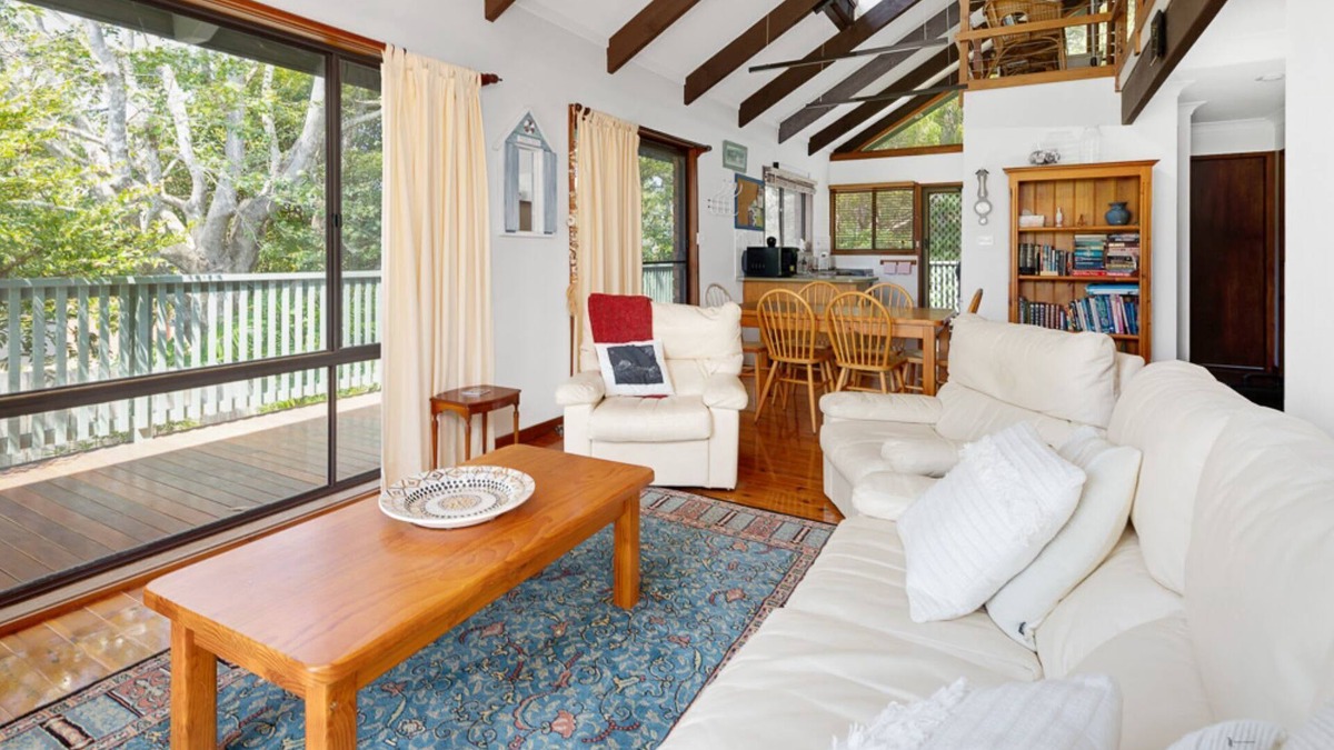 Malua Bay Apartment | Malua Bay Treehouse | Minutes to Beach & Cafés