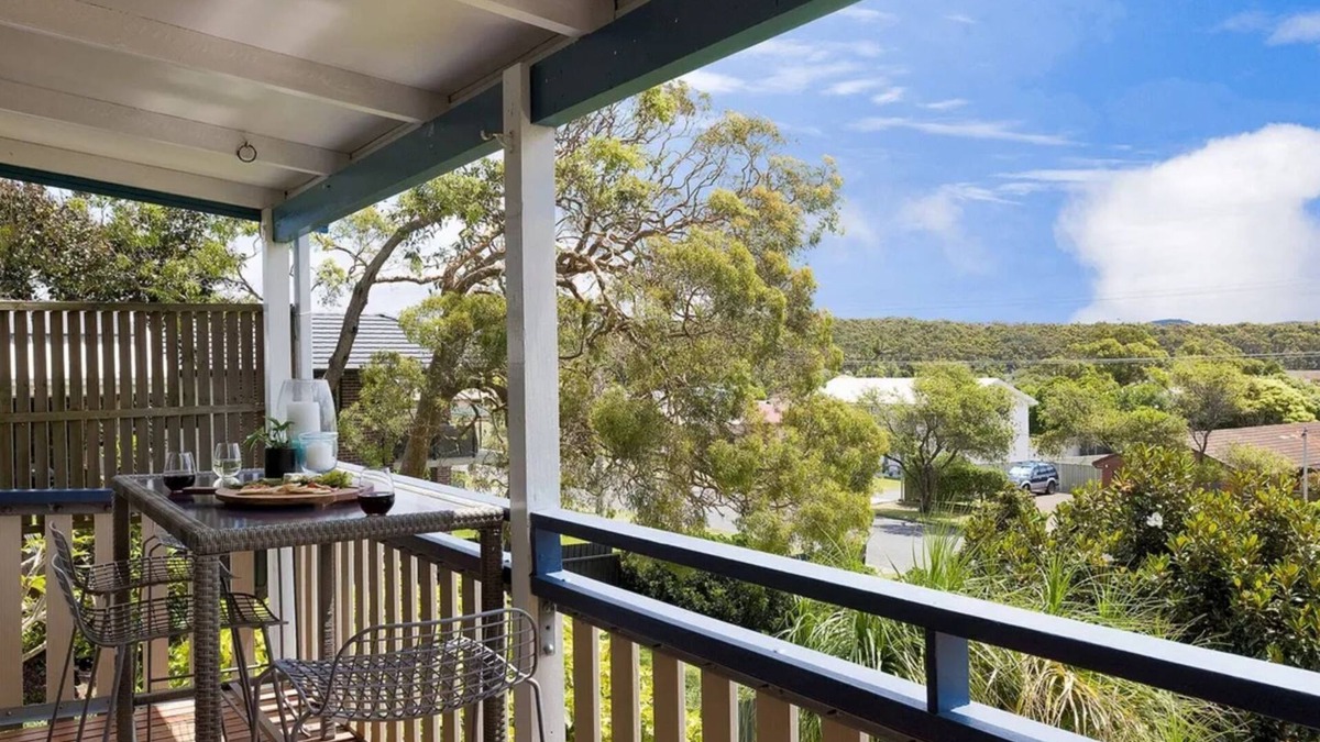 Fingal Bay House | Maluhia A – perfectly located, relaxed upstairs unit. Close to Fingal Beach!