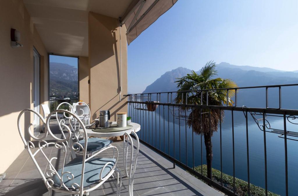 Mandello del Lario Apartment | Mamma Ciccia Holiday Home - Waterfront Apartment