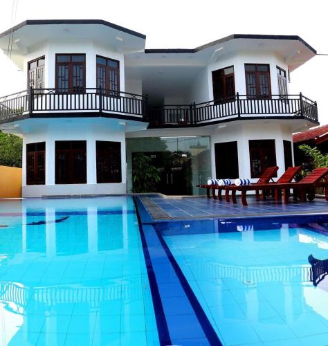 Ettukala Hotel | Mamma Raji Hotel - Freedom Paradise