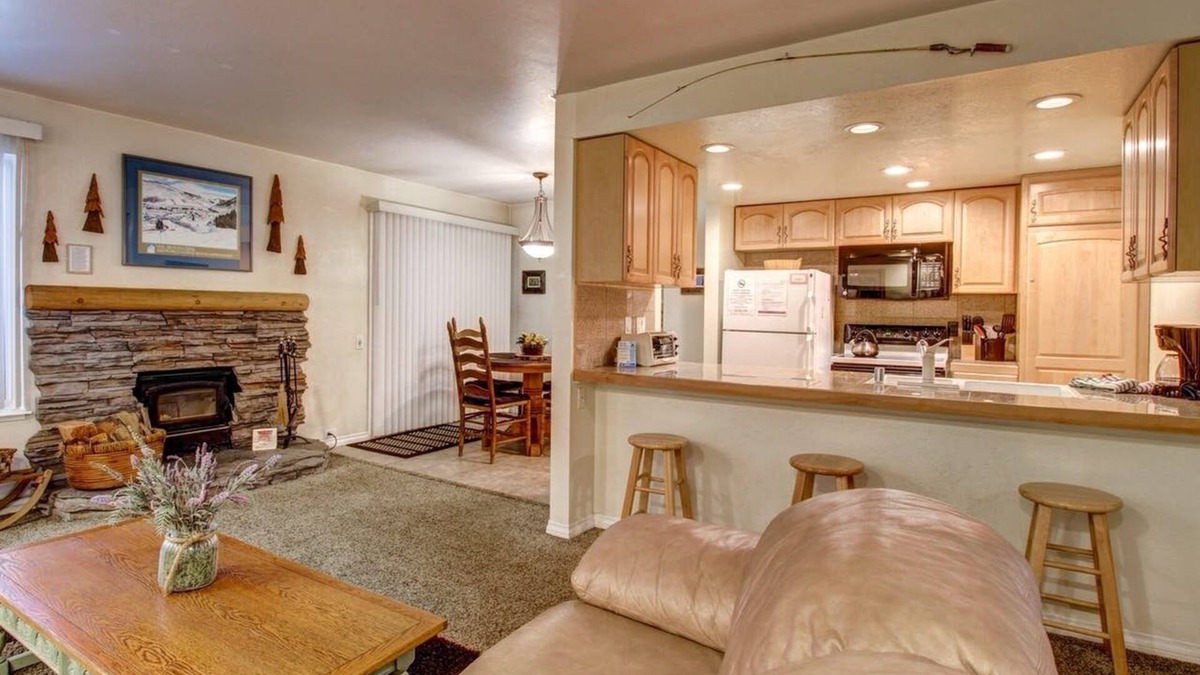 Mammoth Lakes Condo | Mammoth Mountain Cozy Condo- Spring skiing is here!