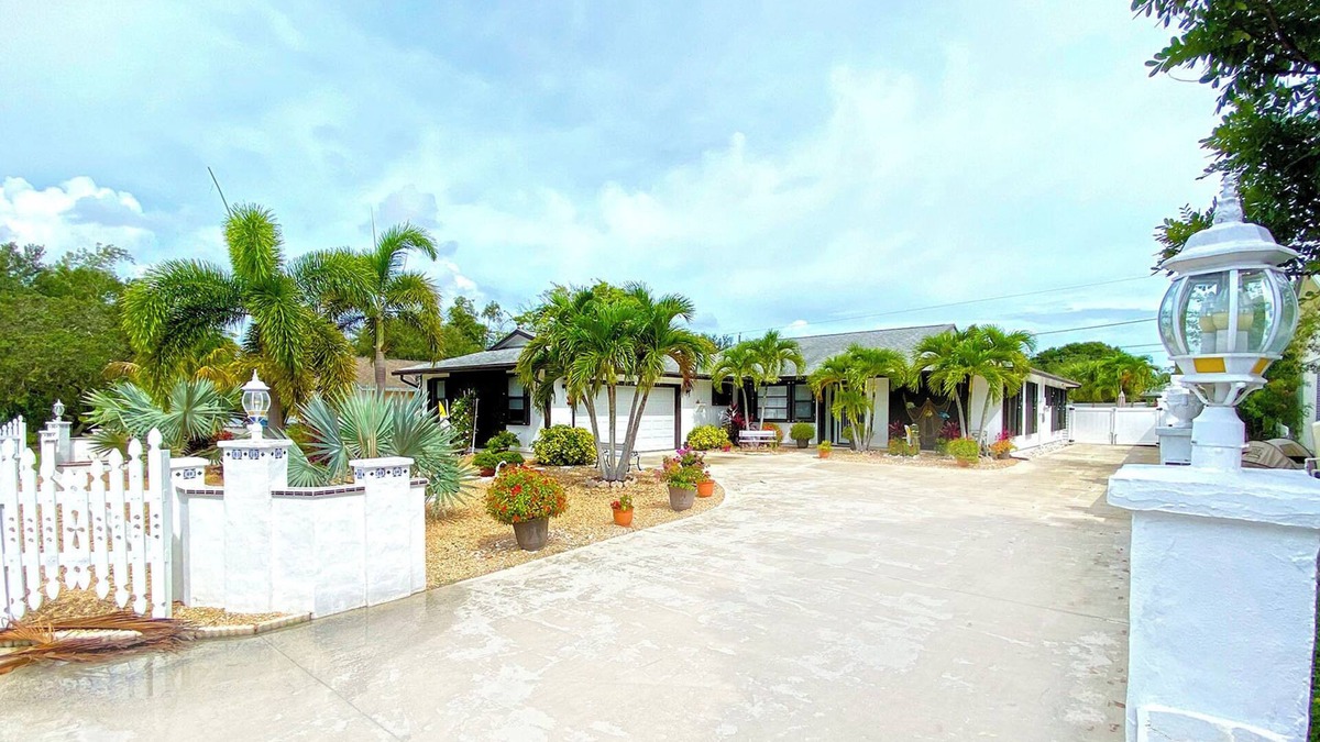 Rocky Point House | Manatee Pocket Place
