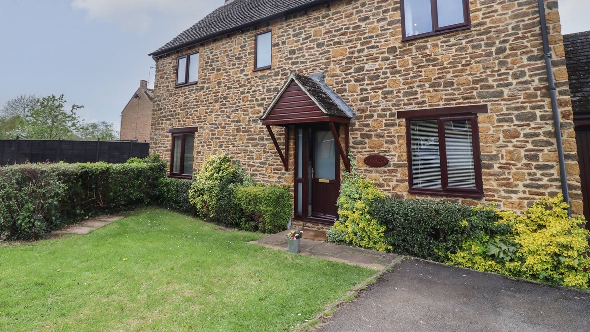 Banbury House | MANATON, with open fire in Deddington