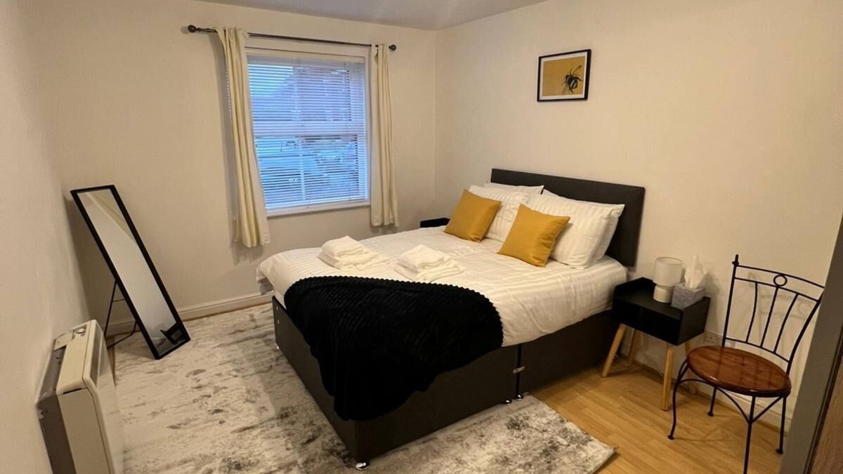 Didsbury Apartment | Manchester 2 bedroom apartment with parking (Didsbury)