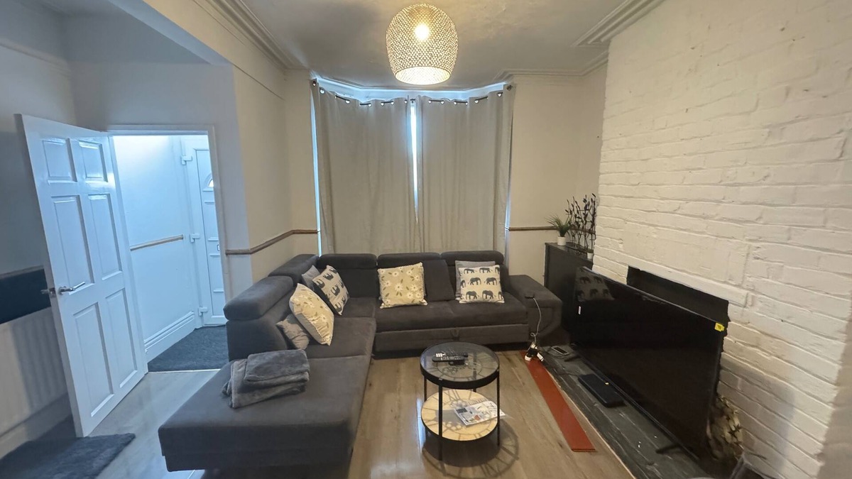 Clayton House | Manchester - House - Sleeps 6 - Parking - Garden