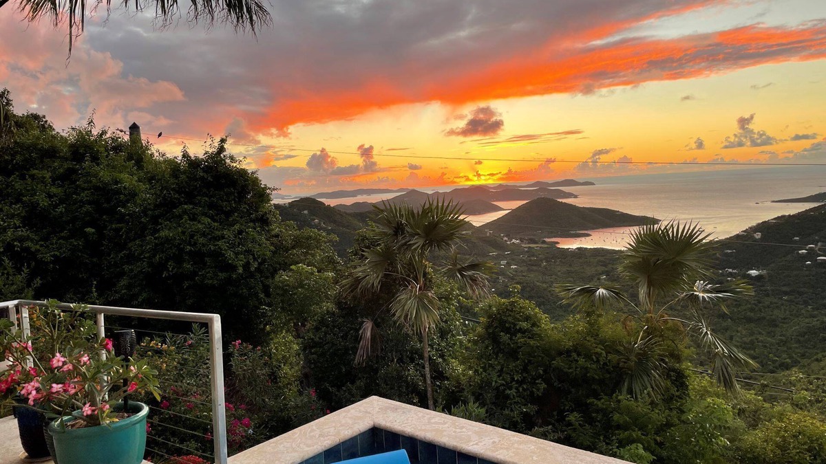 Ajax Peak Cottage | MandeVilla Cottage at Ixora great reviews amazing location.