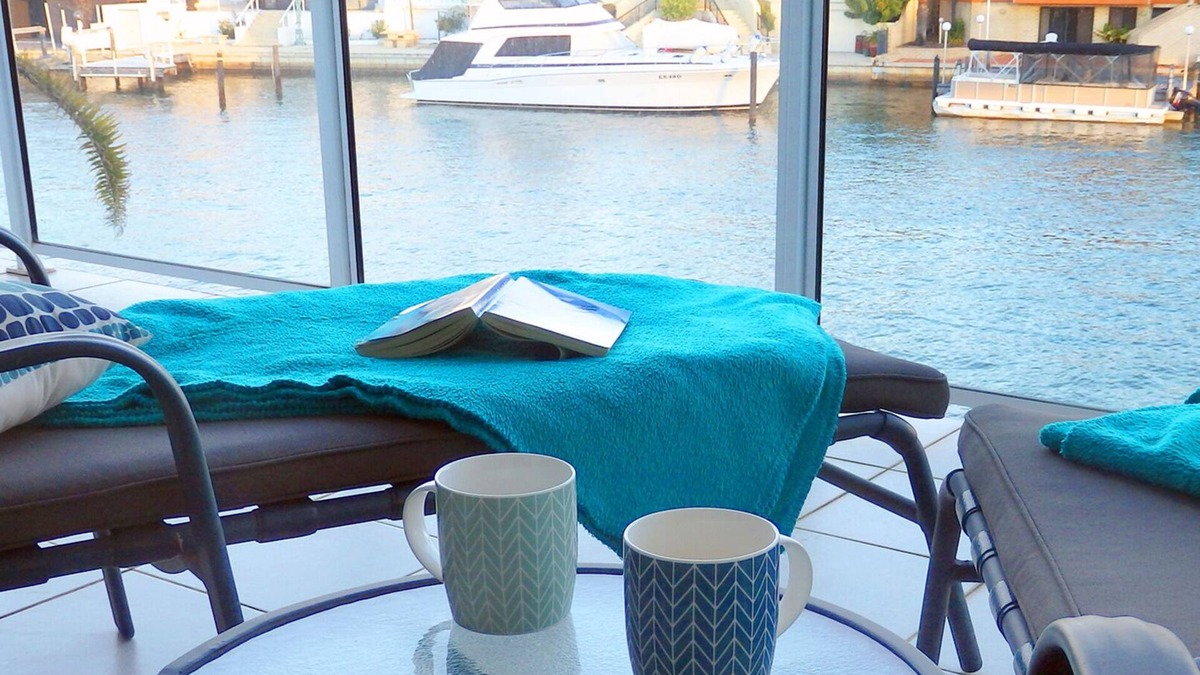 Halls Head Villa | Mandurah Canal Holiday Home with own jetty! Boats! Crabs! Dolphins!