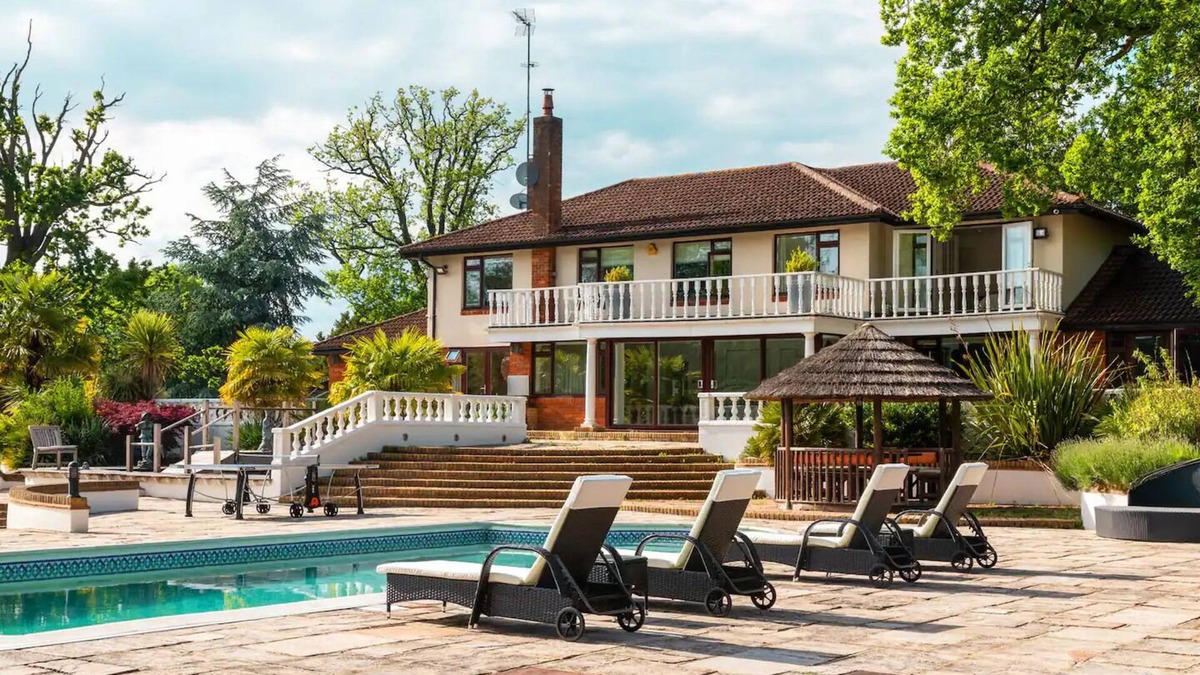 Potters Bar Villa | Manison With Pool and Tennis Court
