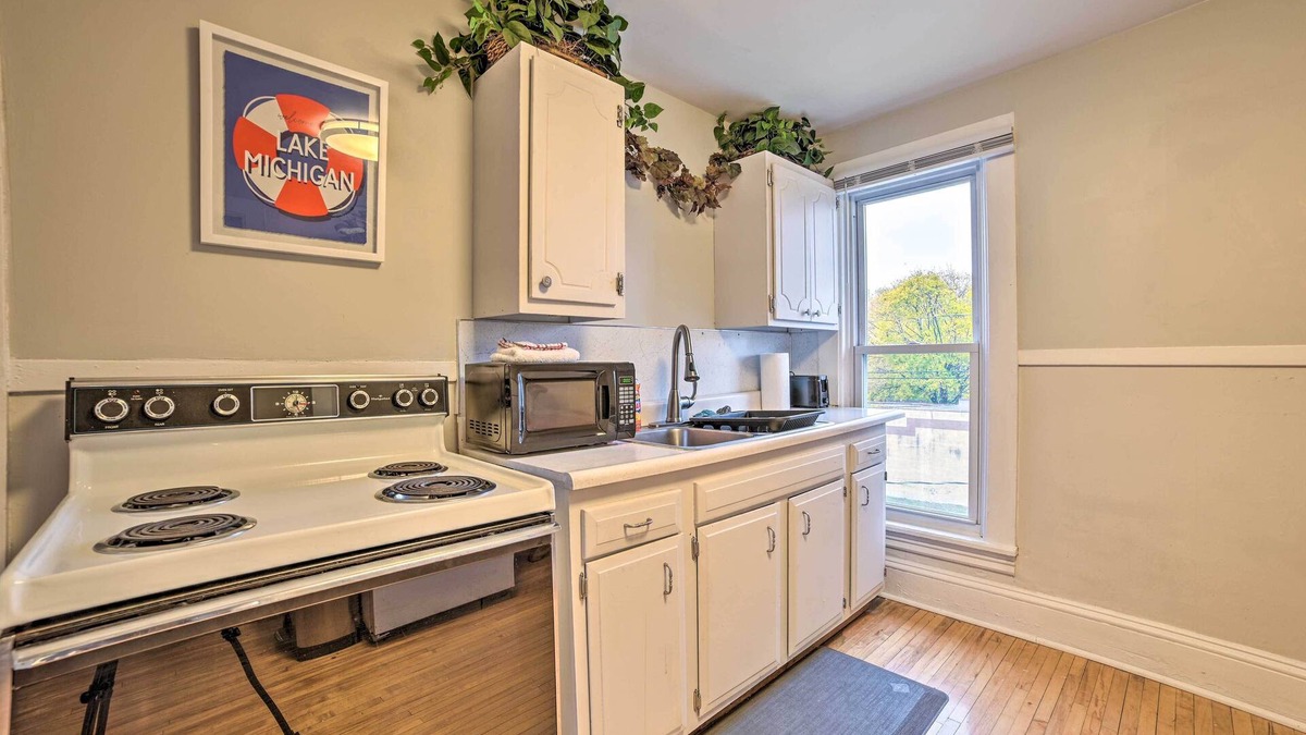 Manistee House | Manistee House w/Deck: 1/2 Mi to Riverwalk!
