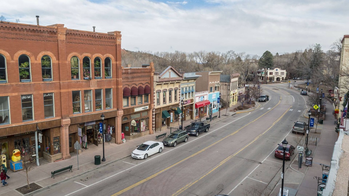 Manitou Springs Apartment | Manitou Loft Apartment 3A. 2 Bedroom, 1 bath, sleeps 5