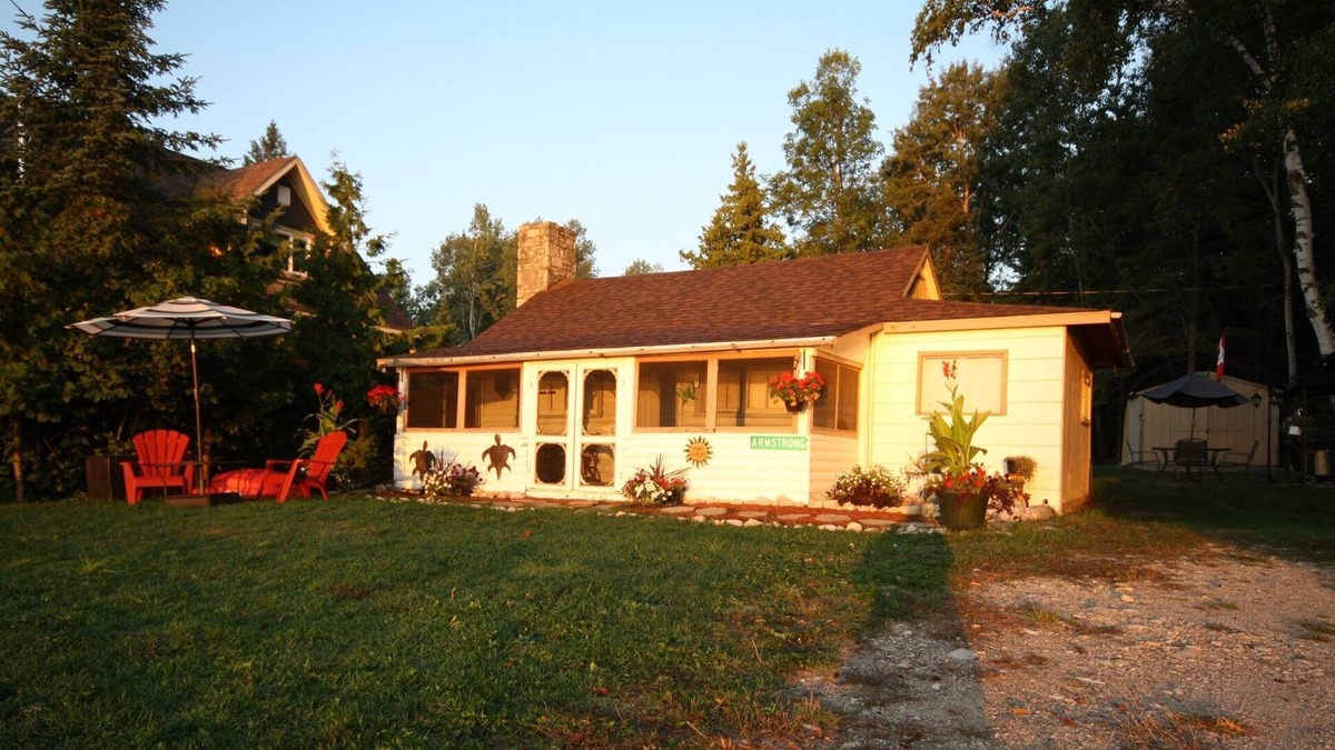 Manitoulin District Cottage | MANITOULIN ISLAND- Rustic Log Cabin located in Elizabeth Bay- Family Friendly