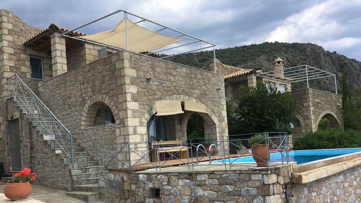 Lefktron House | Manivilla with pool by the sea