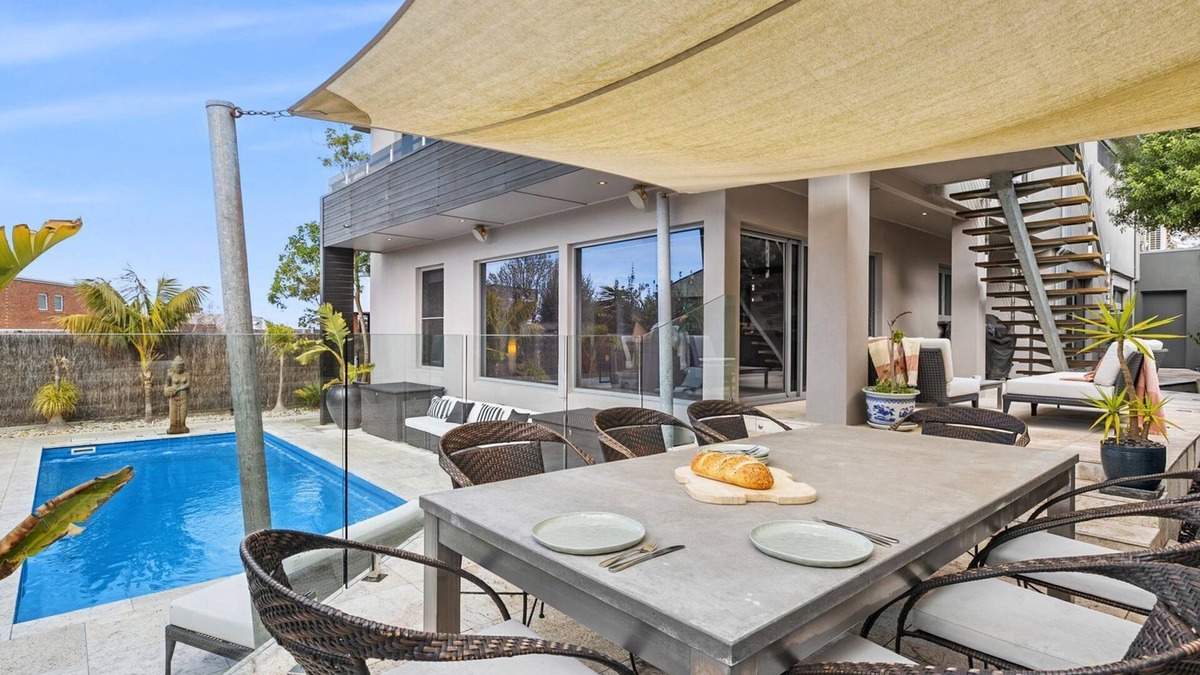 Torquay House | Manna Blu – A stylish coastal retreat with modern comforts and easy access to beaches and cafes