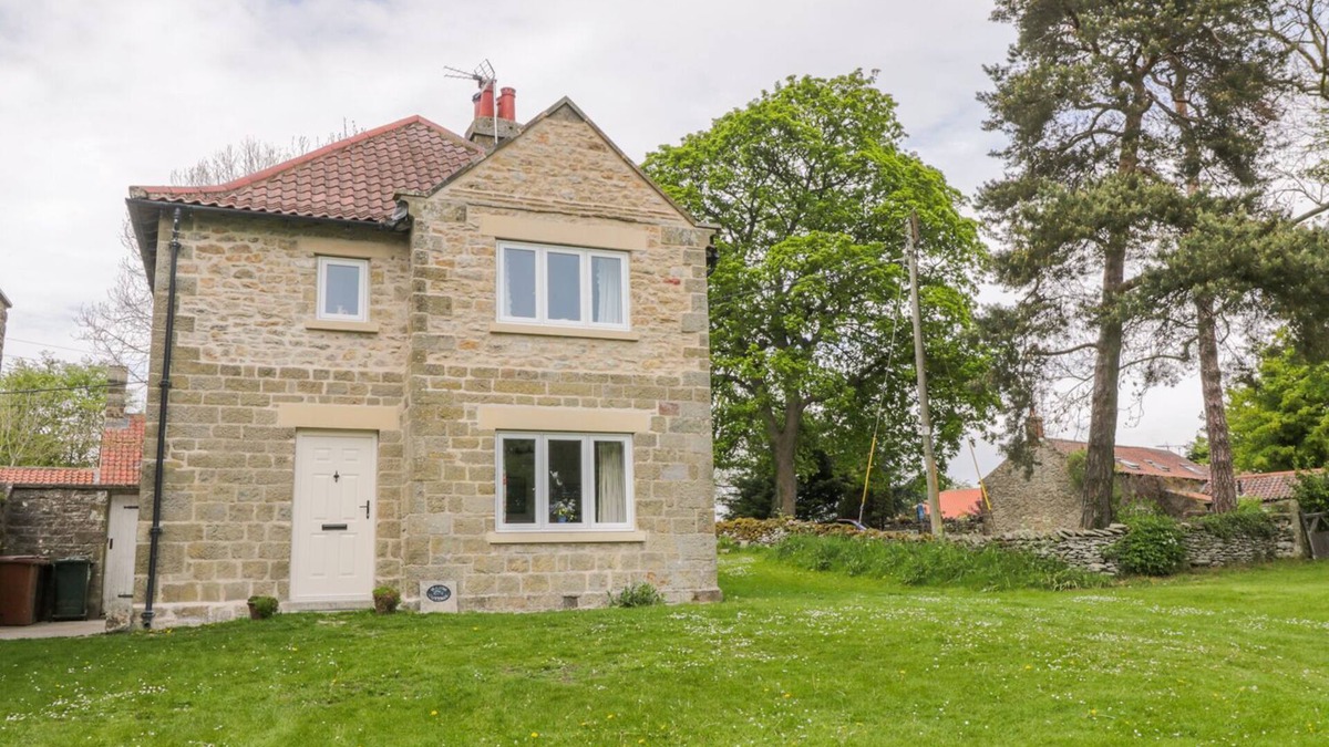 Pickering Cottage | MANOR COTTAGE, pet friendly, character holiday cottage in Levisham