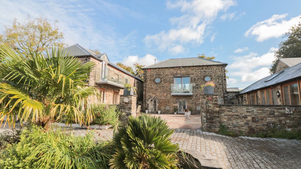 Bratton Clovelly House | MANOR COTTAGES, pet friendly, with pool in Bratton Clovelly