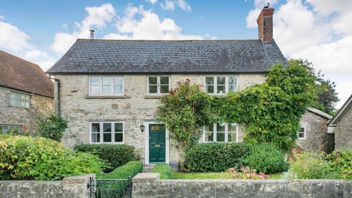 Zeals Cottage | Manor Farm House sleeps 5 guests in 3 bedrooms