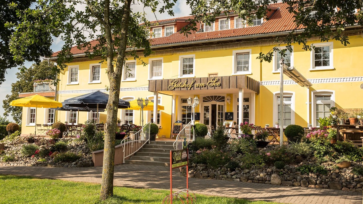 Klein Upahl Other | Manor house on the lake with its own steak house!