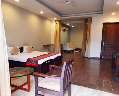 Noida Bed & Breakfast | Manor Inn Suites Executive Suite
