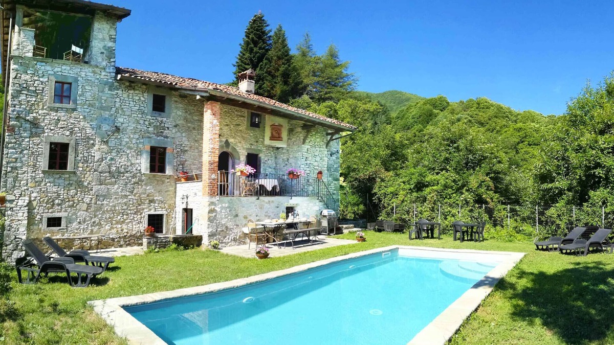 Camporgiano Villa | Manor with private pool and fenced garden 8 kms from Castelnuovo di Garfagnana