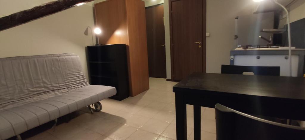 Cit Turin Apartment | Mansarda a 2 minuti dalla stazione di Porta Susa. Ascensore, TV, cucina, lavatrice. Servita di qualsiasi servizio, farmacia, supermercato, ristoranti, rosticcerie, fruttivendolo.