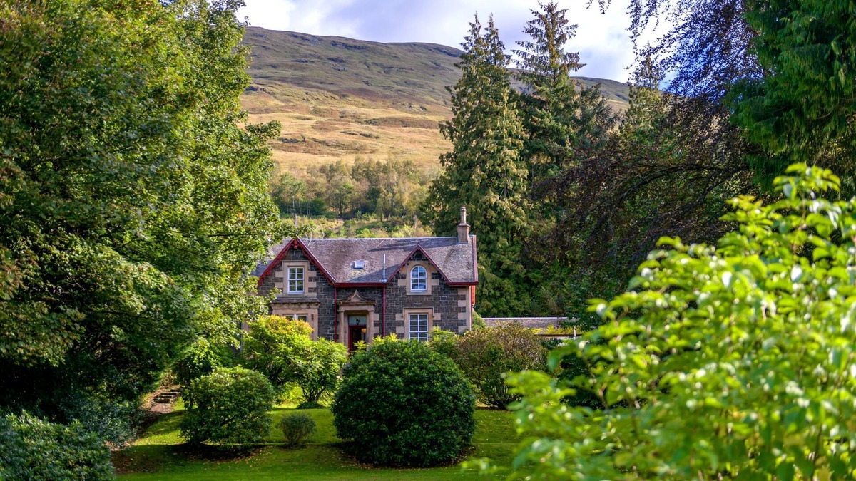 Arrochar Cottage | Mansefield House - a cottage that sleeps 10 guests in 5 bedrooms
