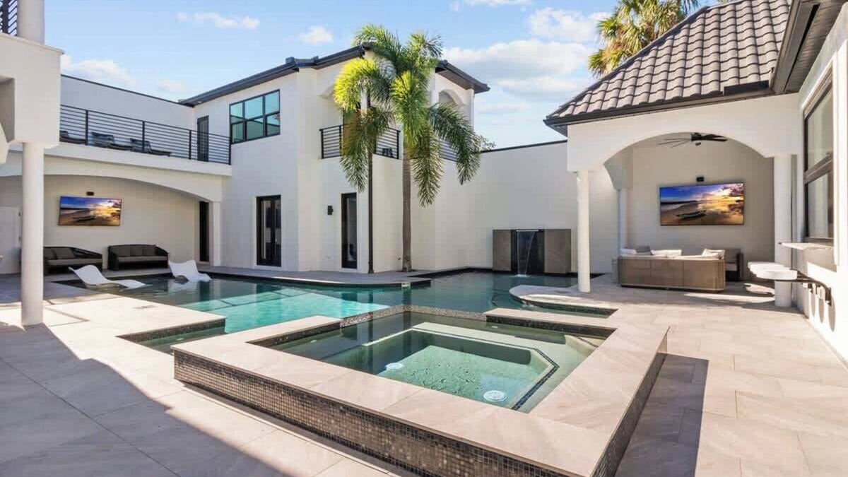 Sunset Park Villa | *MANSION* 10 Bdrm-14 Bath-Pool-Spa-Gym-Arcade-S. Tampa