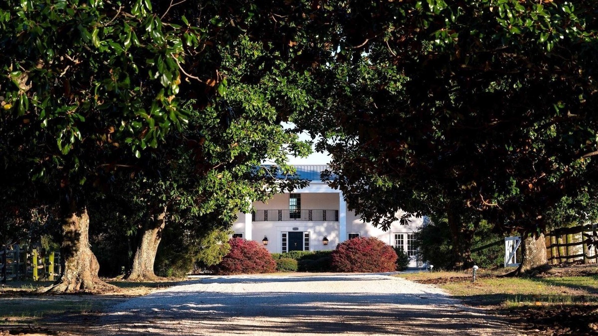 Southern Pines Villa | Mansion in Southern Pines - Saltwater Pool, Farm Animals, Golf