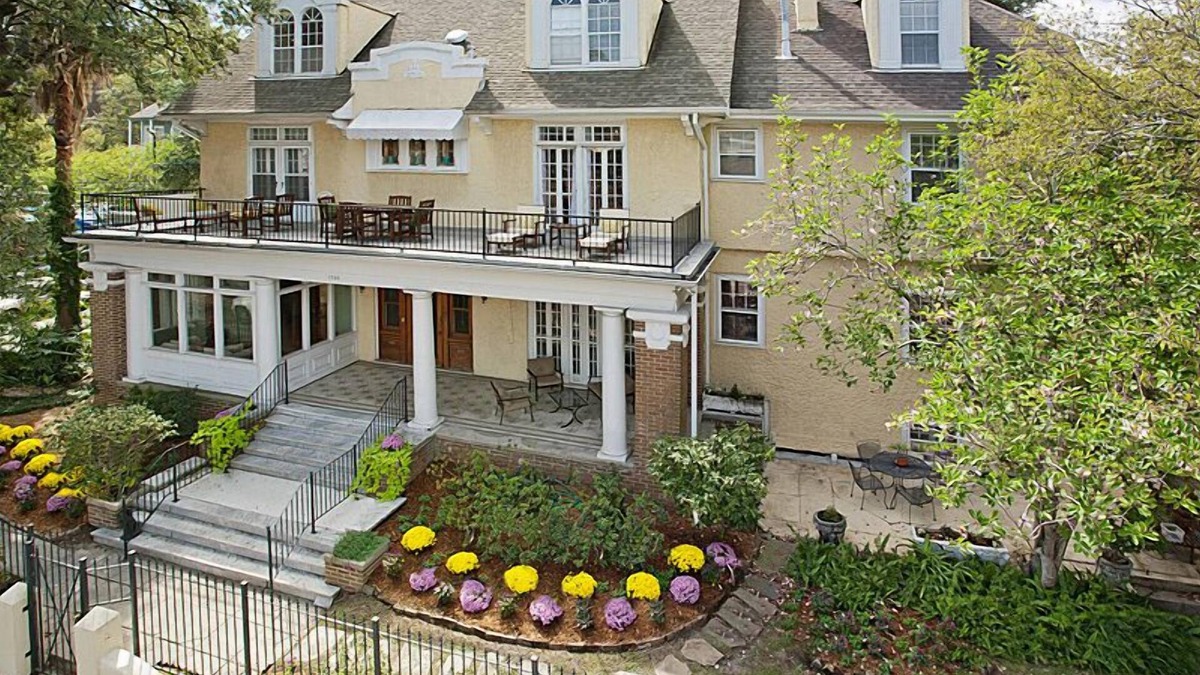 Faubourg Livaudais Bed & Breakfast | Mansion in the Garden District