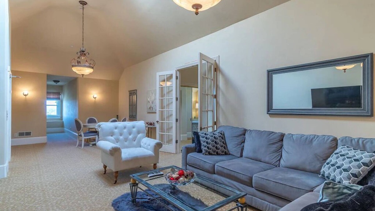 Salinas House | Mansion Pent house Near Monterey Carmel