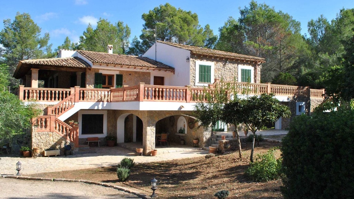 Alaro Villa | Mansion with Pool & Garden