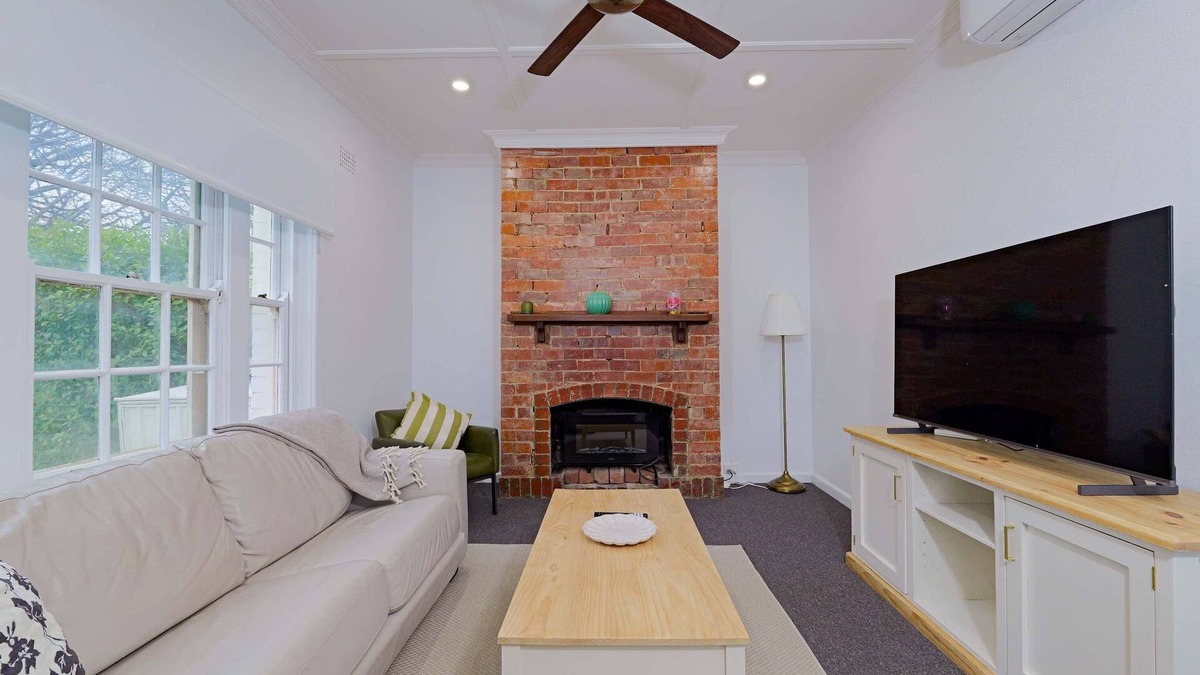 Manuka House | Manuka Village | Sleeps 9 | Free parking | Pets