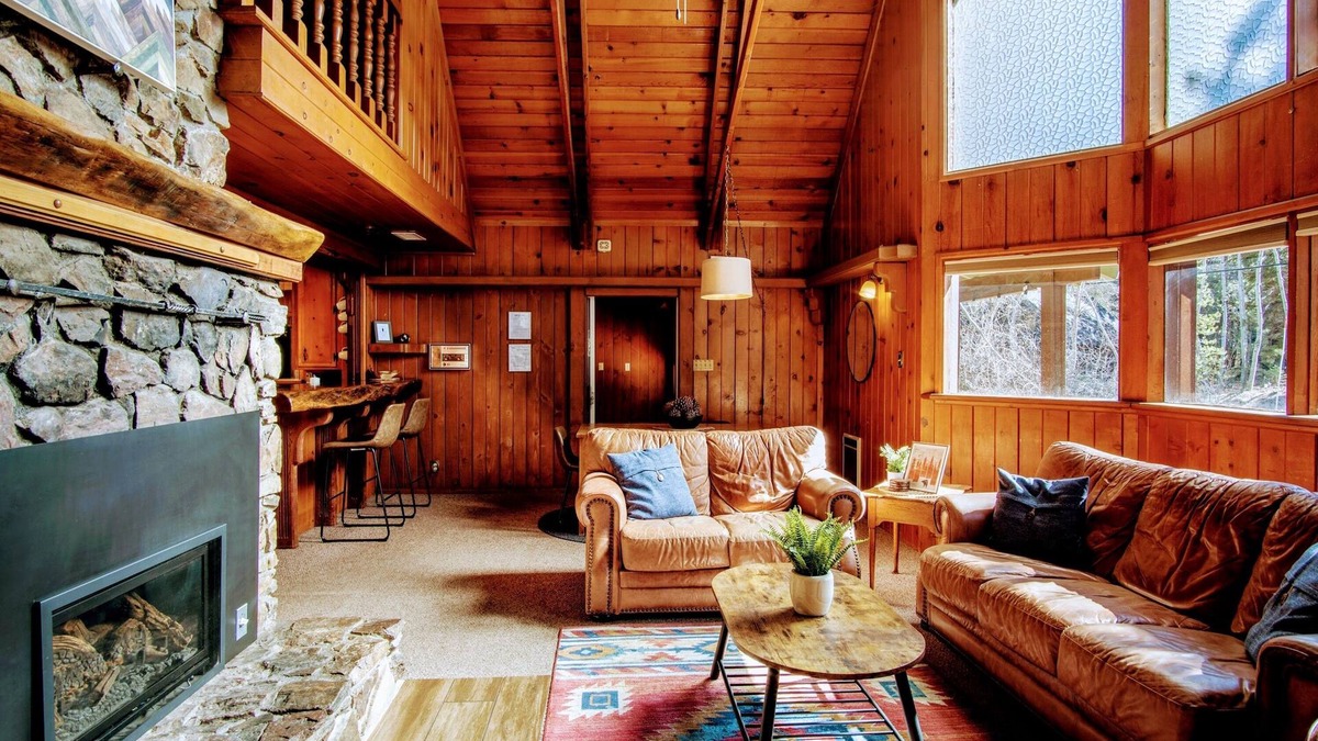 Ponderosa Cabin | MANY beds! Pets OK! Minutes to Trail of 100 Giants, Sequoias, Rivers! WD, WiFi
