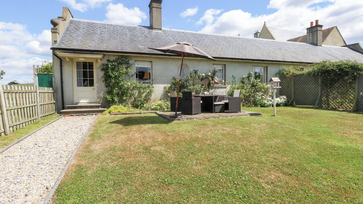 Mappowder Cottage | MAPLE COTTAGE, pet friendly, with open fire in Buckland Newton