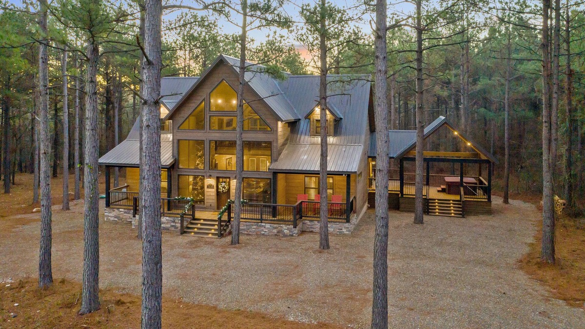 Broken Bow Cabin | Maple Lodge.Modern Farmhouse Cabin with Rustic Charm