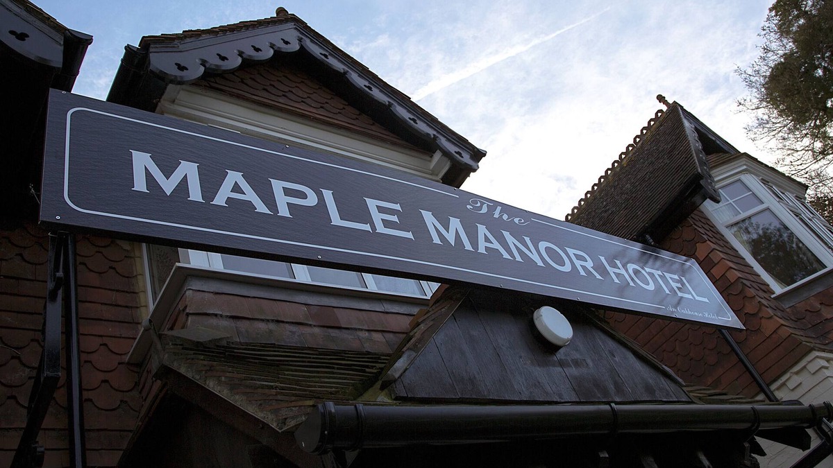 Crawley Hotel | Maple Manor Hotel