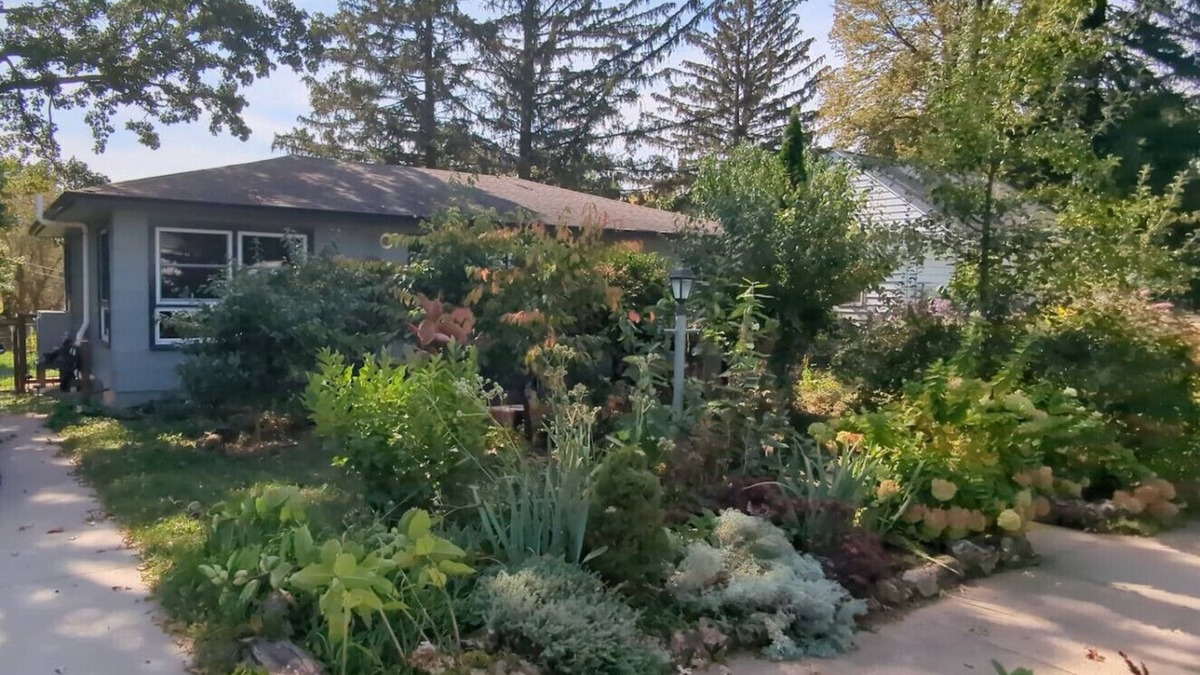 Viroqua House | Maple St. King Suite - Free Daytime EV Charging!