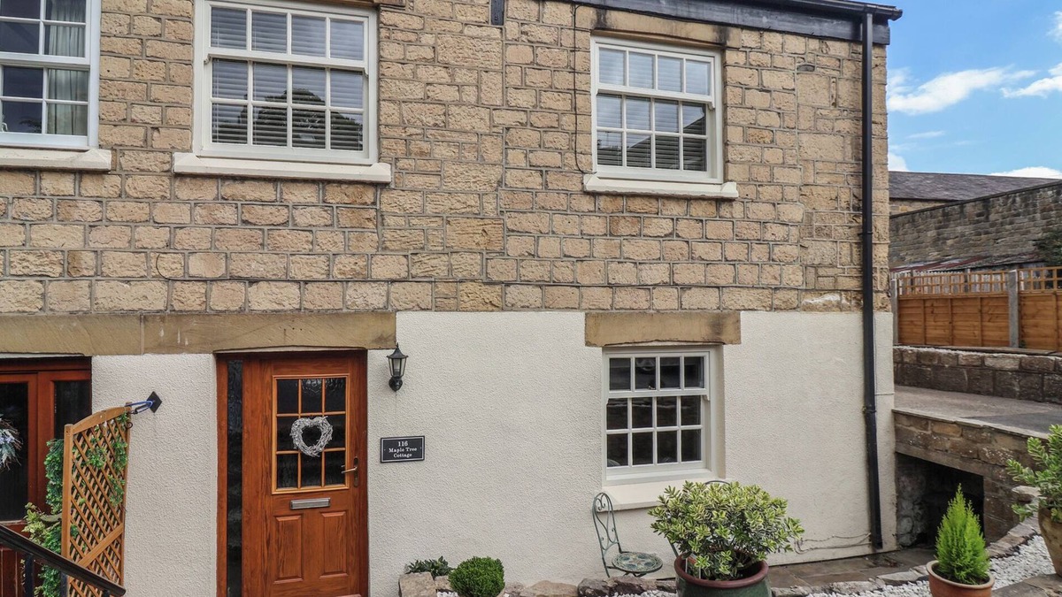 Knaresborough Cottage | MAPLE TREE COTTAGE, pet friendly, with a garden in Knaresborough