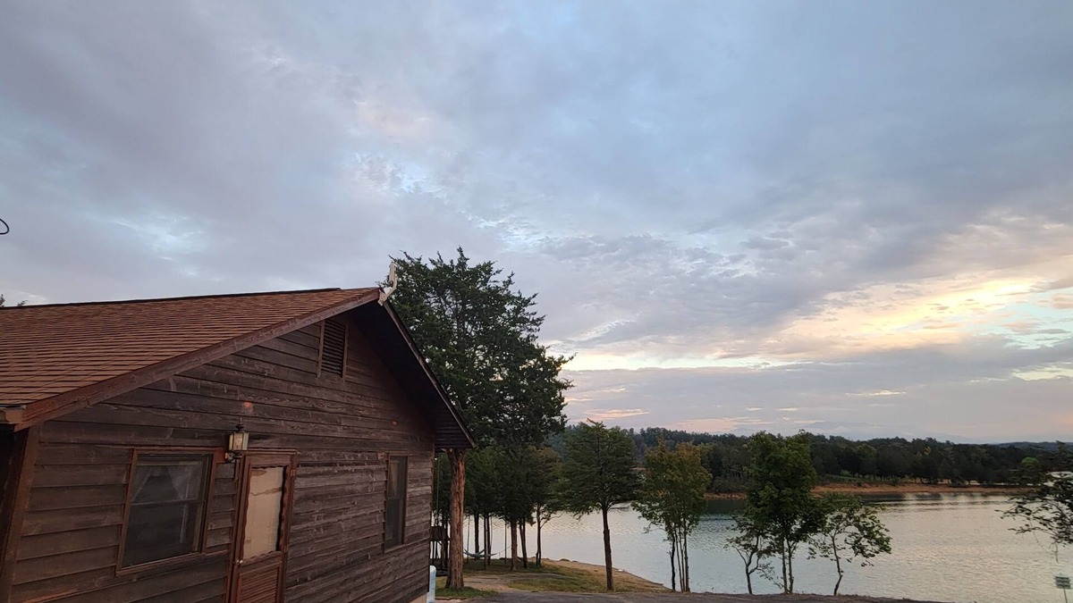 Sevierville Cabin | Maples Lakefront Blessing w/private boat dock/lake access kayaks & paddle boat
