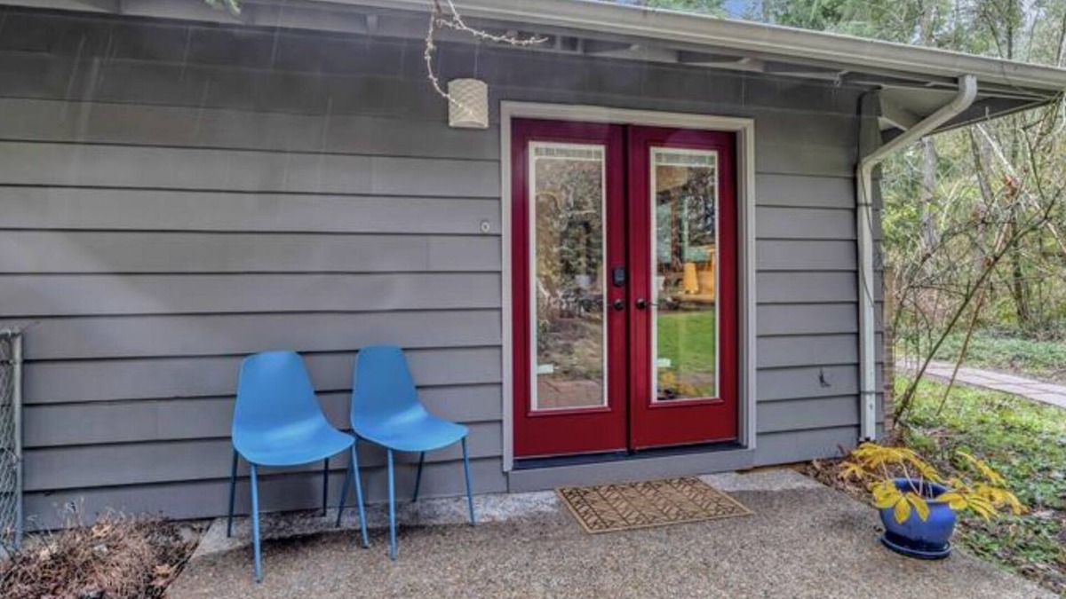 Multnomah Village House | Maplewood ADU Garden Retreat w/full kitchen. Washer/Dryer in unit. Private.