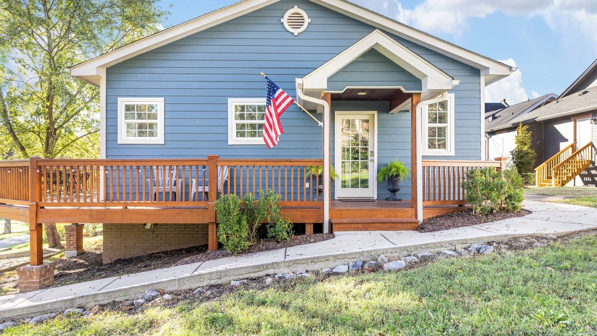 St. Elmo Improvement League Cottage | Maplewood Blue - city vibe/mountain views - St. Elmo, Chattanooga
