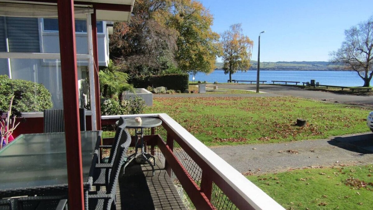 Rainbow Point House | Mapou Magic · Classic Kiwi Bach - Great location by the Lake