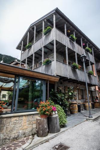 Sutrio Apartment | Marangon Apartments