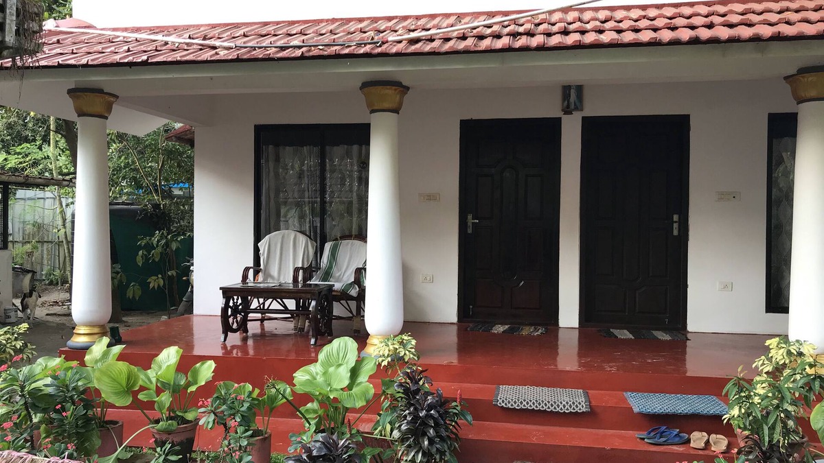 Mararikulam Bed & Breakfast | Marari John Villa: Serene Bliss by Sandy Beach & Gardens at Marari. 🏡🌊
